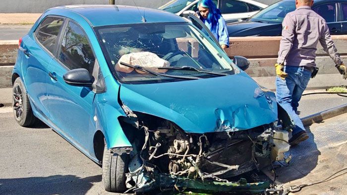 Conductora pierde el control por exceso de velocidad en la “curva delos choques”