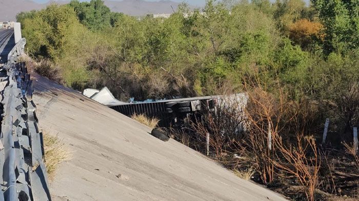 Chofer de tráiler se queda dormido y vuelca en el Libramiento Oriente