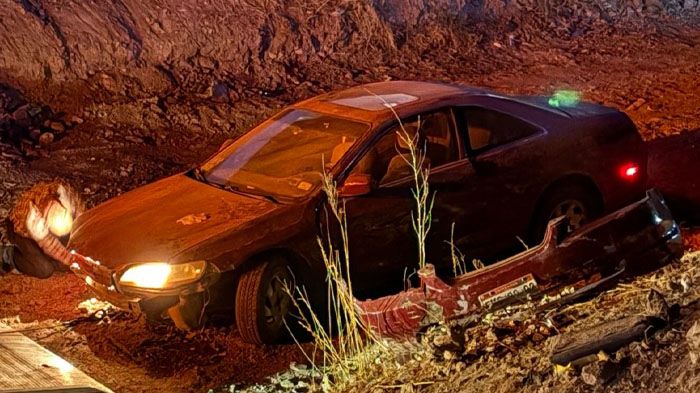 Conductora ebria cae con su auto a un arroyo en Unidad Proletaria
