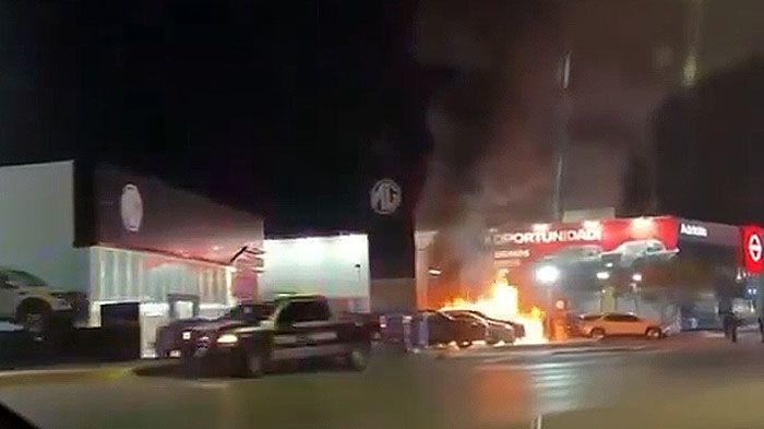 Descartan autoridades participación del crimen organizado en quema de autos