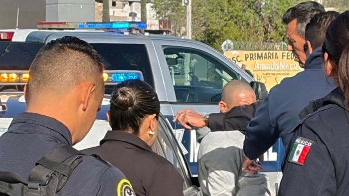 Sujeto intoxicado se sube a patrulla donde había un arma de grueso calibre