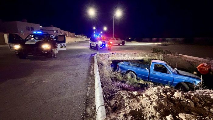 Pickup termina destrozada tras caer a arroyo al norte de la ciudad