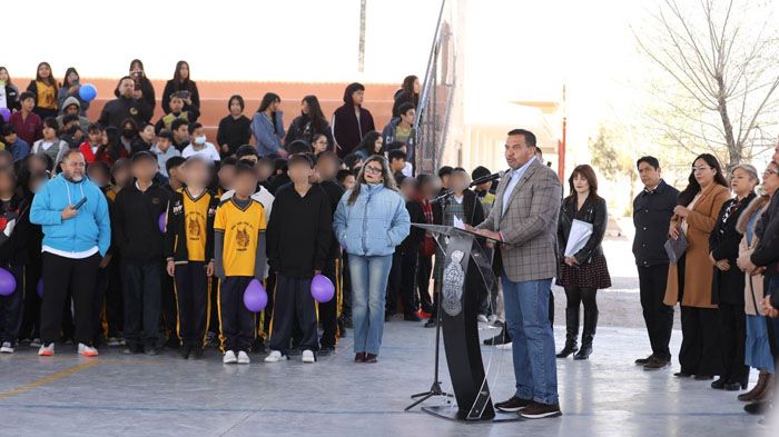 Destaca alcalde inversión municipal en casi 600 escuelas públicas de la ciudad