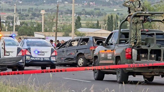 Persecución a balazos termina en volcadura con mu3rtos y un lesionado