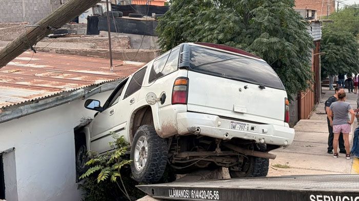Se pasa alto y genera que camioneta termine incrustada en una vivienda