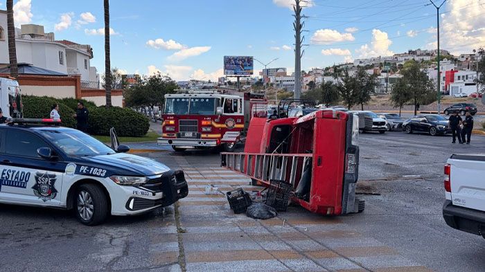 Vuelta prohibida provoca choque volcadura en la Cantera y Tomás Valles